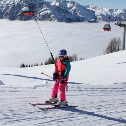 Kind beim Liftfahren