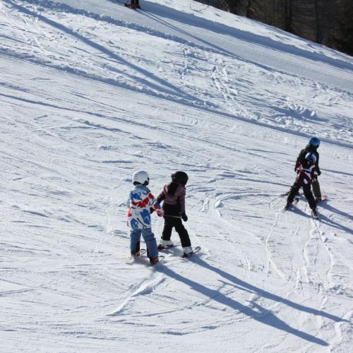 Kinder beim Schifahren