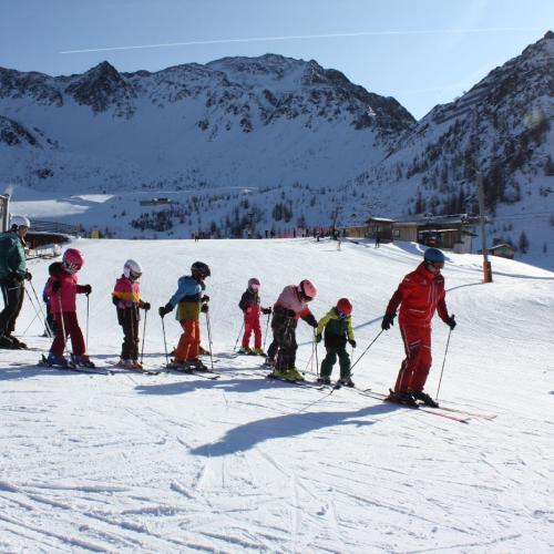 Kinder beim Schifahren