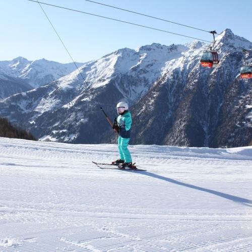 Kind beim Liftfahren