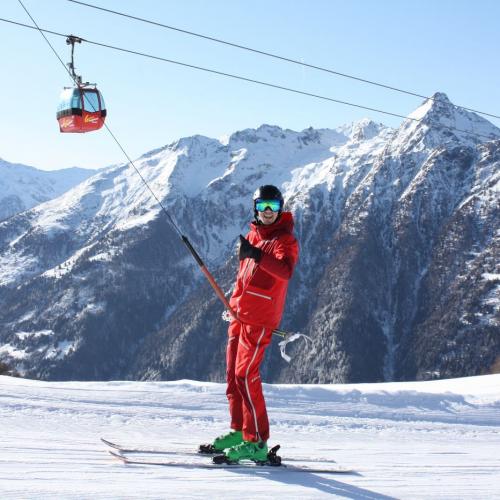 Schilehrer beim Liftfahren