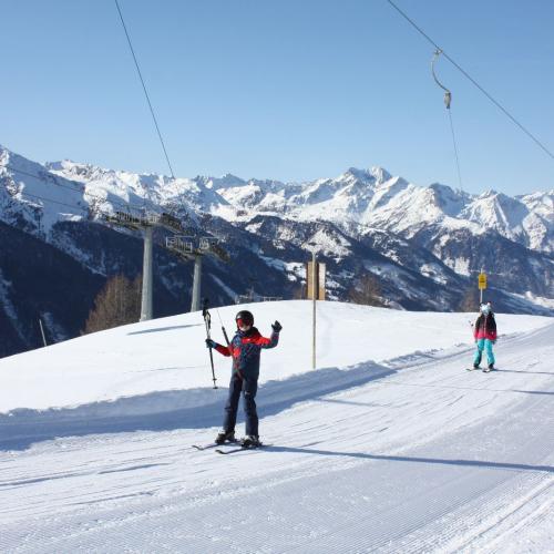 Kinder beim Liftfahren