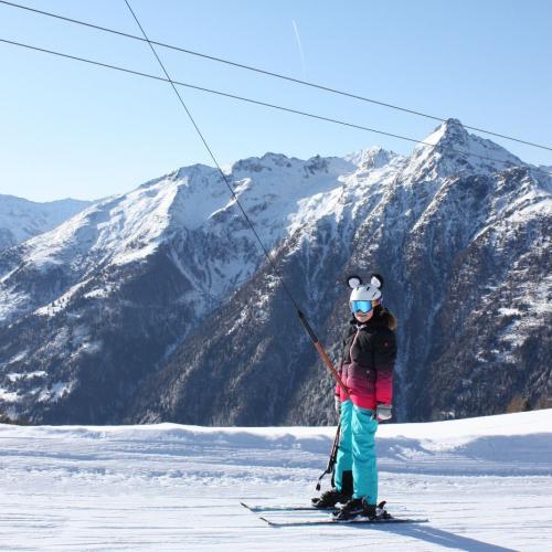 Kind beim Liftfahren