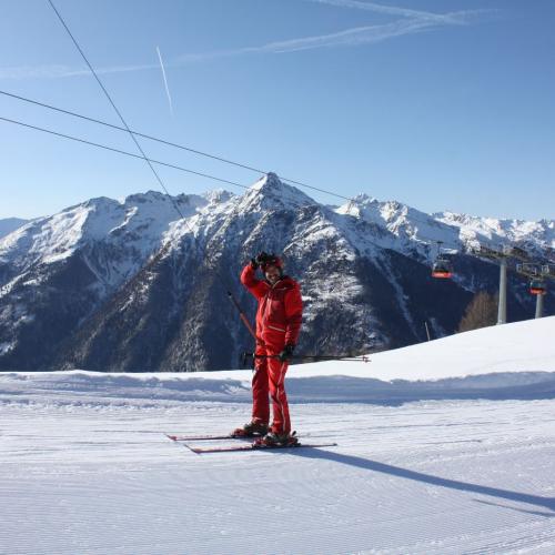 Schilehrer beim Liftfahren