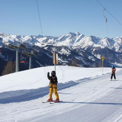 Kinder beim Liftfahren