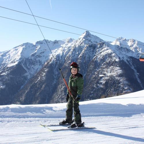 Kind beim Liftfahren