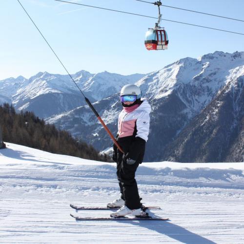 Kind beim Liftfahren