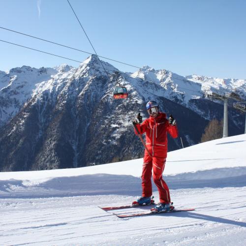 Schilehrer beim Liftfahren