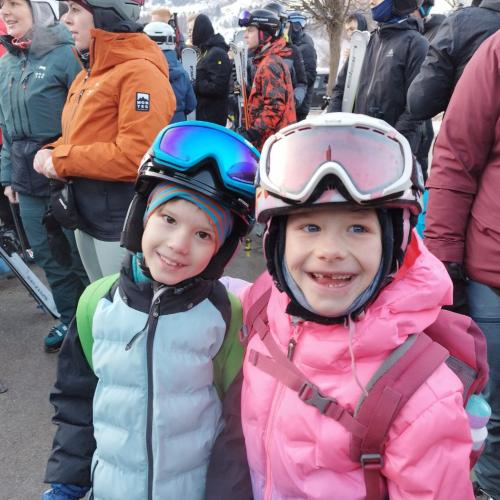 Kinder bei der Talstation