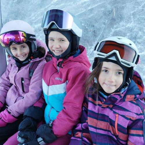 Kinder in der Gondel