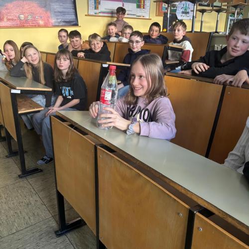 Kinder im Physiksaal