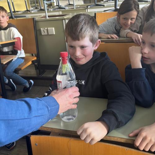 Kinder im Physiksaal