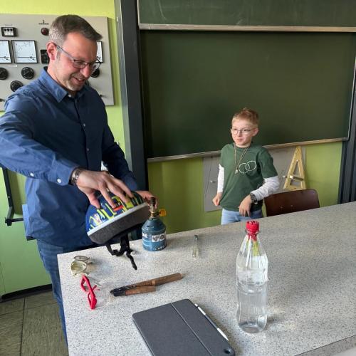 Kinder im Physiksaal