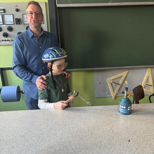 Kinder im Chemiesaal