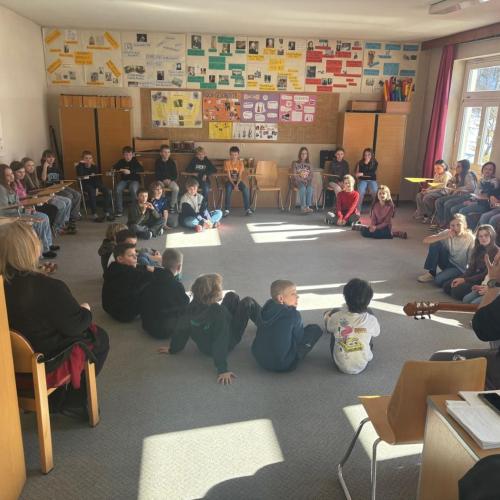 Kinder im Musiksaal der MS