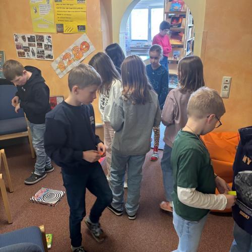 Kinder in der MS Bücherei