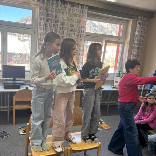 Kinder in der MS Bücherei