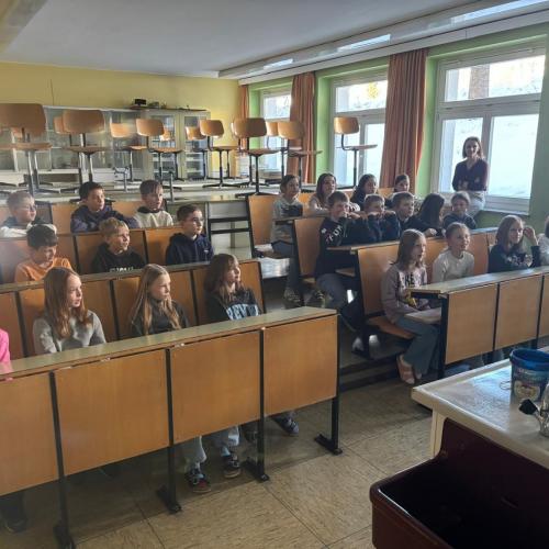 Kinder im Physiksaal