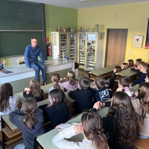 Kinder im Physiksaal