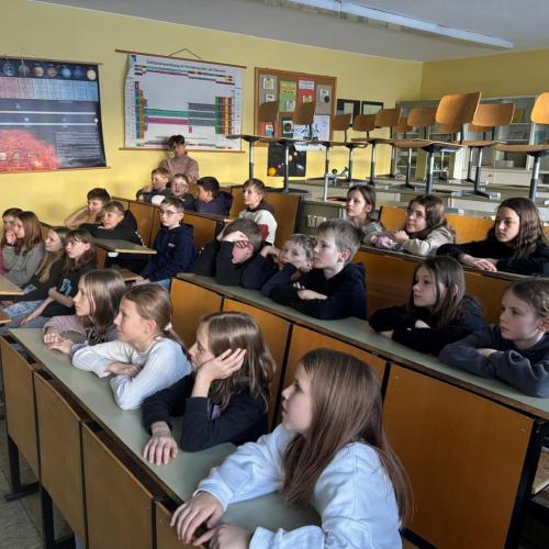 Kinder im Physiksaal