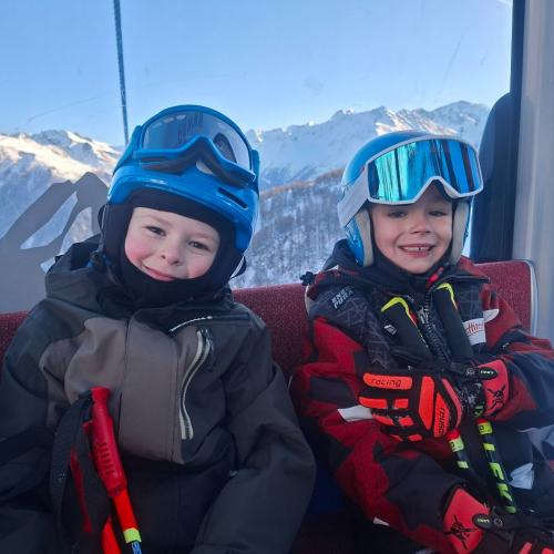 Kinder in der Gondel