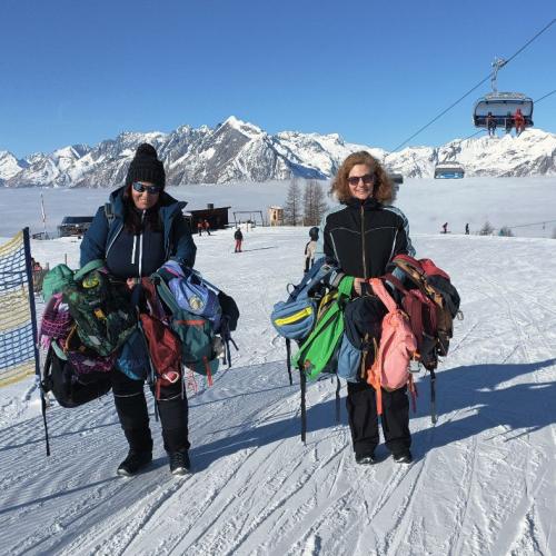 Lehrerinnen beim Schleppen der Rucksäcke der Kinder