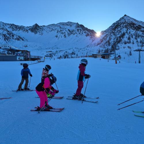 Kinder beim Schifahren
