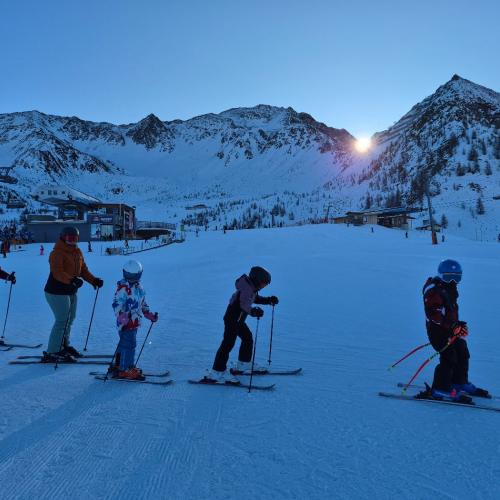 Kinder beim Schifahren