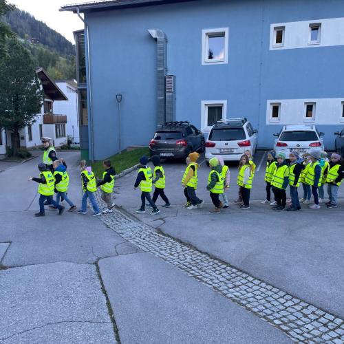 Kinder marschieren in Zweierreihe