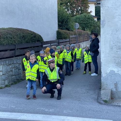 Kinder marschieren in Zweierreihe