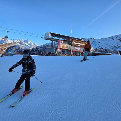 Kinder beim Schifahren