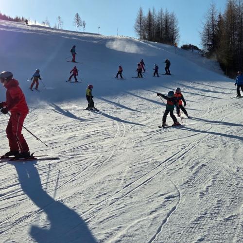 Kinder beim Schifahren