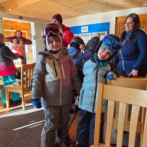 Kinder in der Jausenstation