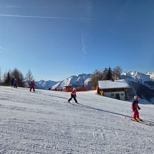 Kinder beim Schifahren