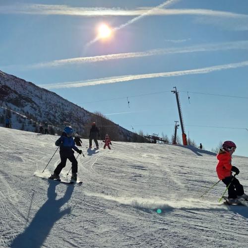 Kinder beim Schifahren