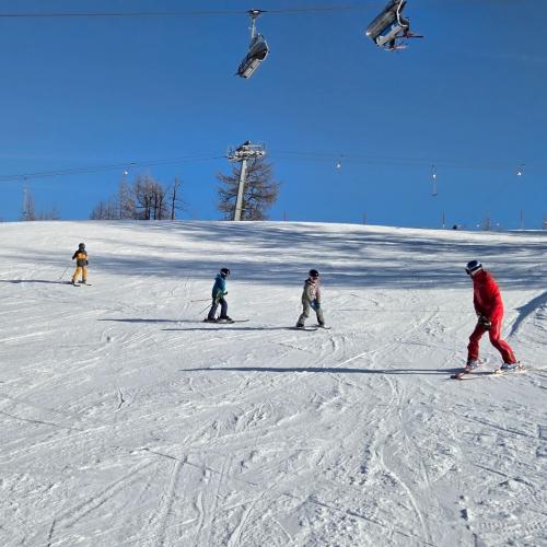 Kinder beim Schifahren