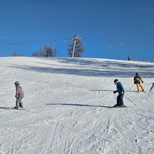 Kinder beim Schifahren
