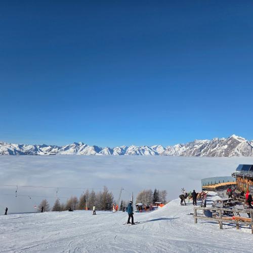 Nebeldecke über dem Tal vom Schigebiet aus gesehen