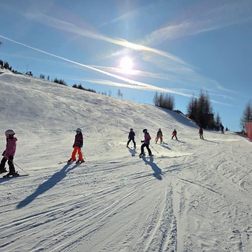 Kinder beim Schifahren
