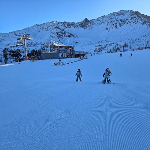 Kinder beim Schifahren