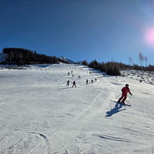 Kinder beim Schifahren
