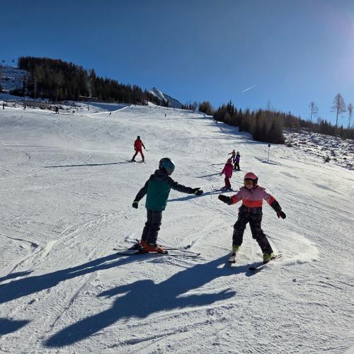 Kinder beim Schifahren
