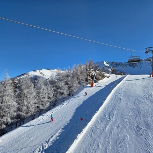 Kinder beim Liftfahren