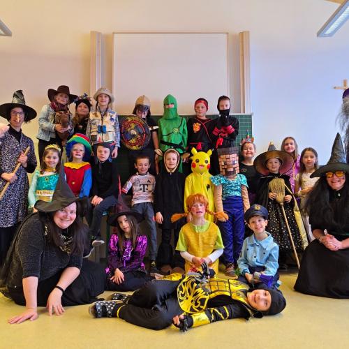 2b Klasse in Faschingskostümen