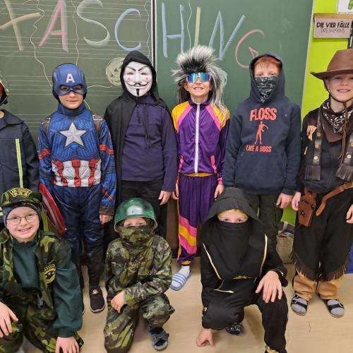 Kinder in Faschingskostümen