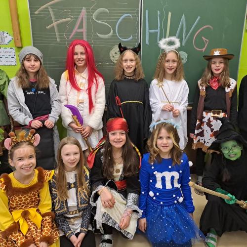 Kinder in Faschingskostümen