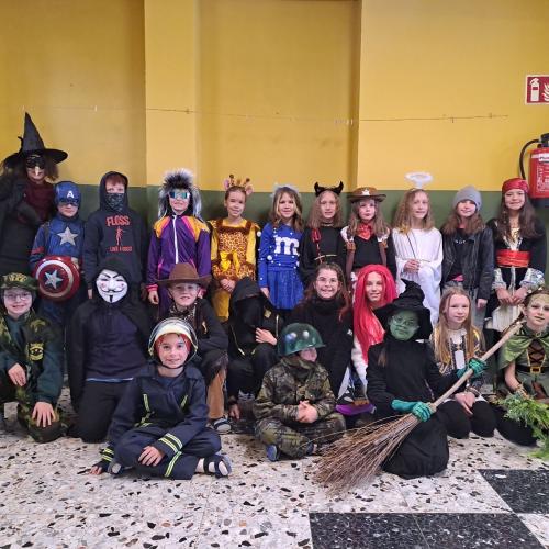 Kinder in Faschingskostümen