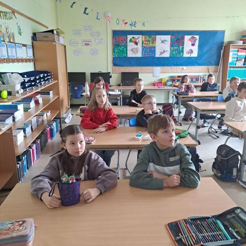 Die Kinder werden von einem Polizist über die Gefahren im Internet aufgeklärt.