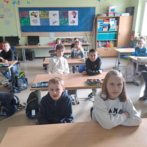 Die Kinder werden von einem Polizist über die Gefahren im Internet aufgeklärt.