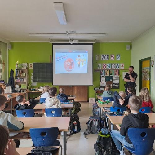 Die Kinder werden von einem Polizist über die Gefahren im Internet aufgeklärt.